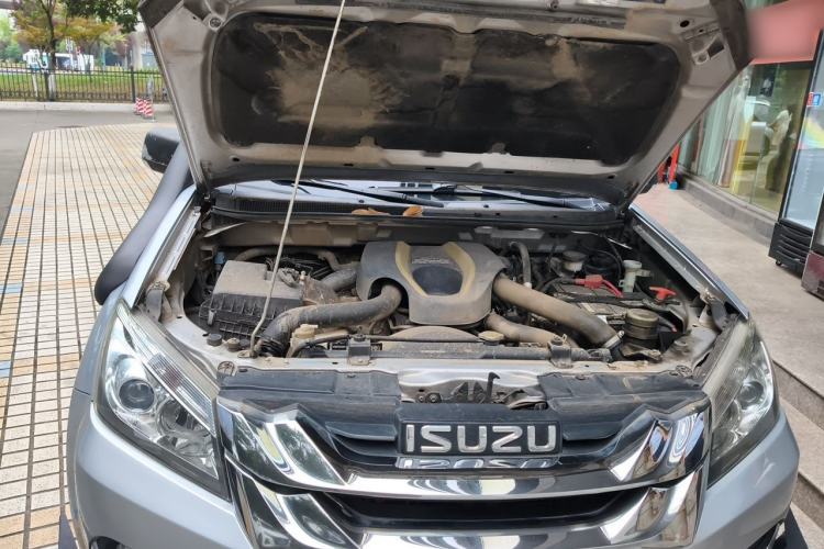 Used Isuzu mu-X 2015 2.5T Four-Wheel Drive Automatic Luxury 7-Seater Engine Bay