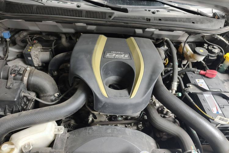 Used Isuzu mu-X 2015 3.0T 4x4 Automatic Luxury 7-Seater Engine Bay