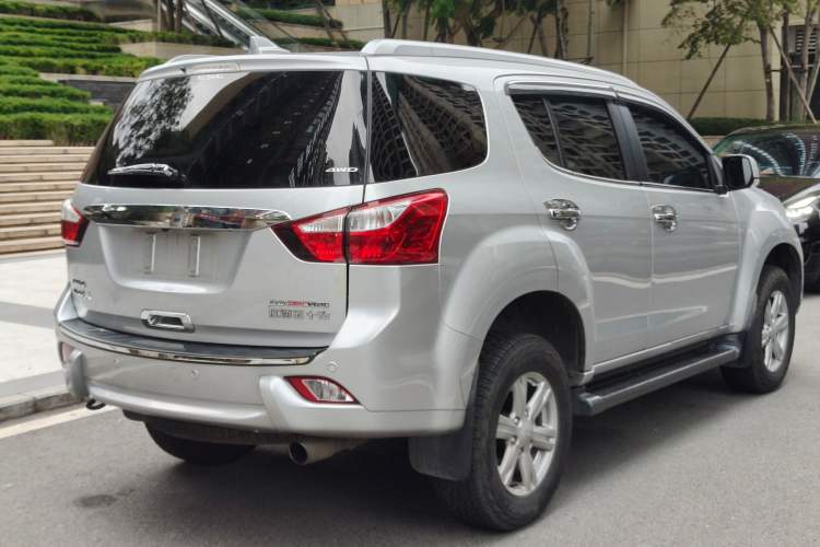 Used Isuzu mu-X 2015 3.0T 4x4 Automatic Luxury 7-Seater Exterior 3