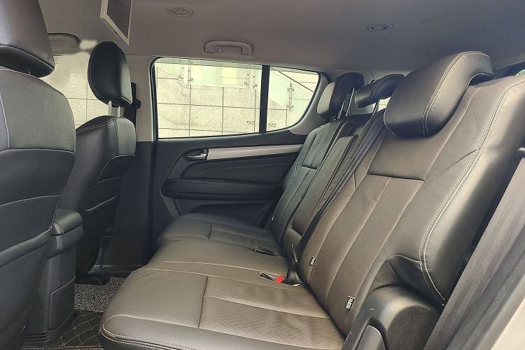 Used Isuzu mu-X 2015 3.0T 4x4 Automatic Luxury 7-Seater Interior 1