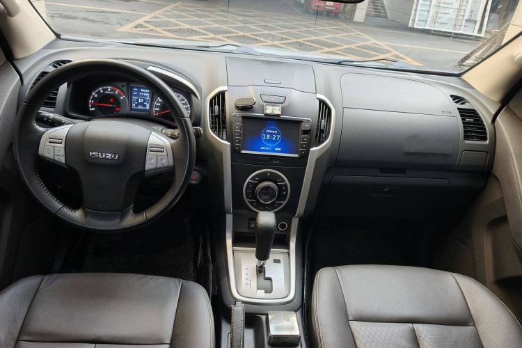 Used Isuzu mu-X 2015 3.0T 4x4 Automatic Luxury 7-Seater Interior 2
