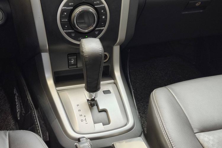 Used Isuzu mu-X 2015 3.0T 4x4 Automatic Luxury 7-Seater Interior 5