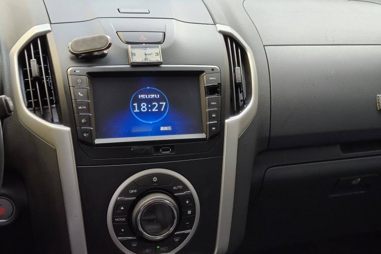 Used Isuzu mu-X 2015 3.0T 4x4 Automatic Luxury 7-Seater Interior 6