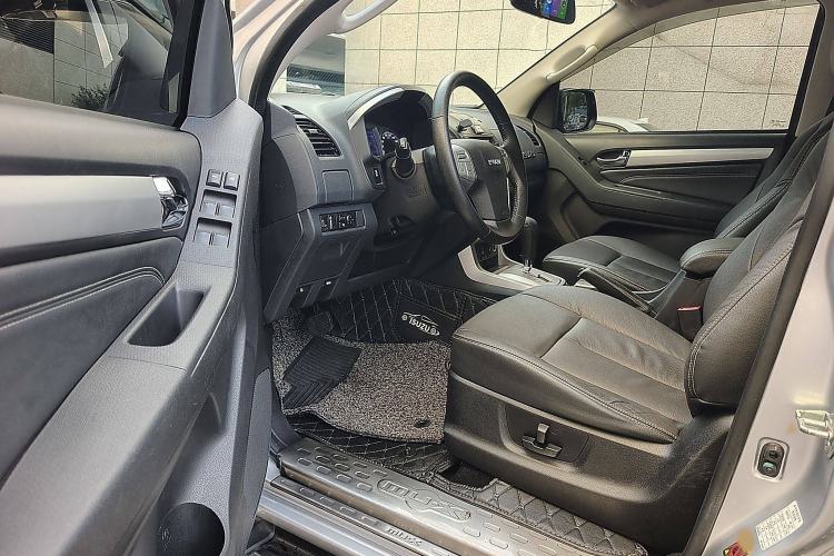 Used Isuzu mu-X 2015 3.0T 4x4 Automatic Luxury 7-Seater Interior 7