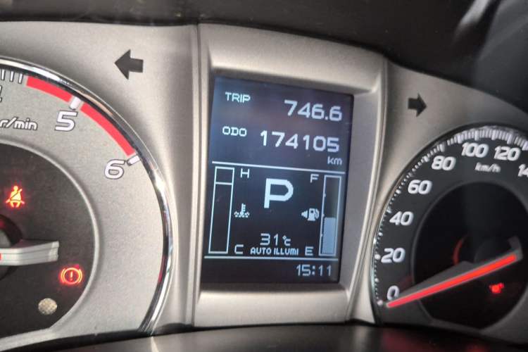 Used Isuzu mu-X 2015 2.5T Four-Wheel Drive Automatic Luxury 7-Seater Odometer Close Up