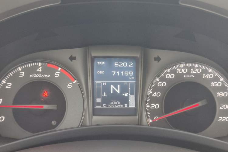 Used Isuzu mu-X 2015 3.0T 4x4 Automatic Luxury 7-Seater Odometer Close Up