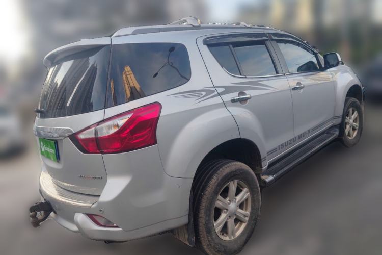 Used Isuzu mu-X 2015 3.0T 4x4 Automatic Luxury 7-Seater Rear Right 45 Deg