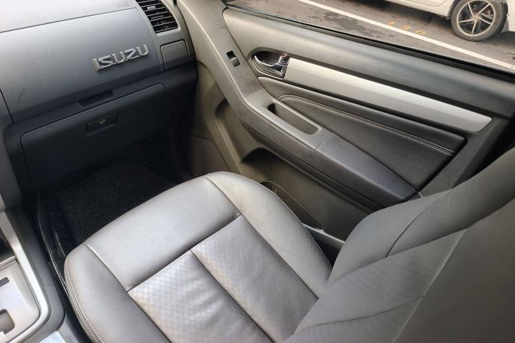 Used Isuzu mu-X 2015 3.0T 4x4 Automatic Luxury 7-Seater Right Front Seat