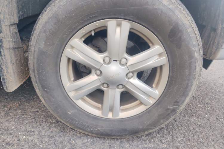 Used Isuzu mu-X 2015 3.0T 4x4 Automatic Luxury 7-Seater Right Front Wheel Hub