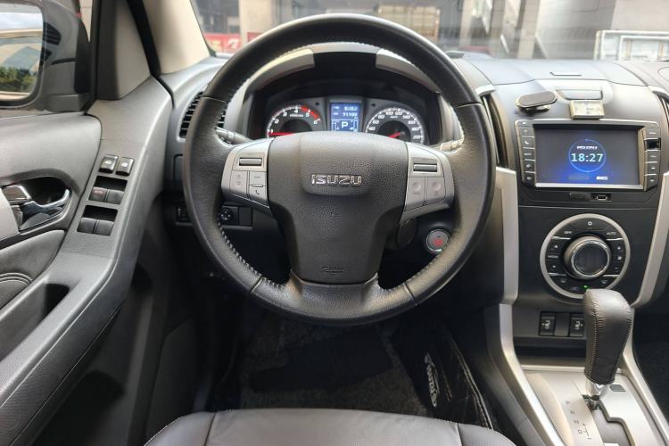 Used Isuzu mu-X 2015 3.0T 4x4 Automatic Luxury 7-Seater Steering Wheel