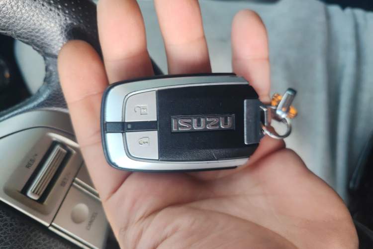 Used Isuzu mu-X 2015 3.0T 4x4 Automatic Luxury 7-Seater Vehicle Key