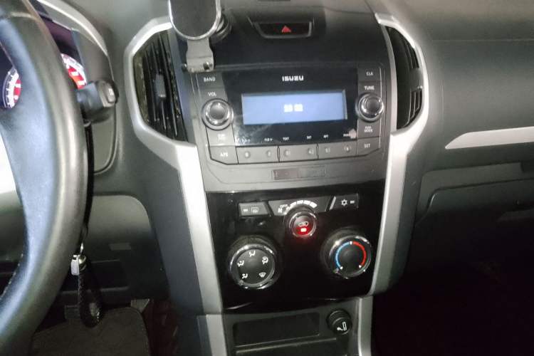 Used Isuzu mu-X 2015 2.5T Two-Wheel Drive Manual Comfort Plus 7-Seater Audio And AC Panel