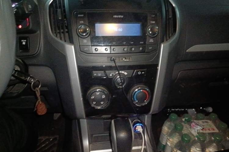 Used Isuzu mu-X 2015 2.5T Two-Wheel Drive Automatic Comfort Touring Model 7 Seats Audio And AC Panel