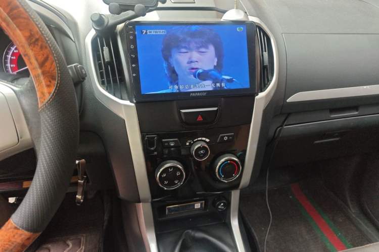 Used Isuzu mu-X 2015 2.5T Two-Wheel Drive Manual Comfort Plus 7-Seater Audio And AC Panel