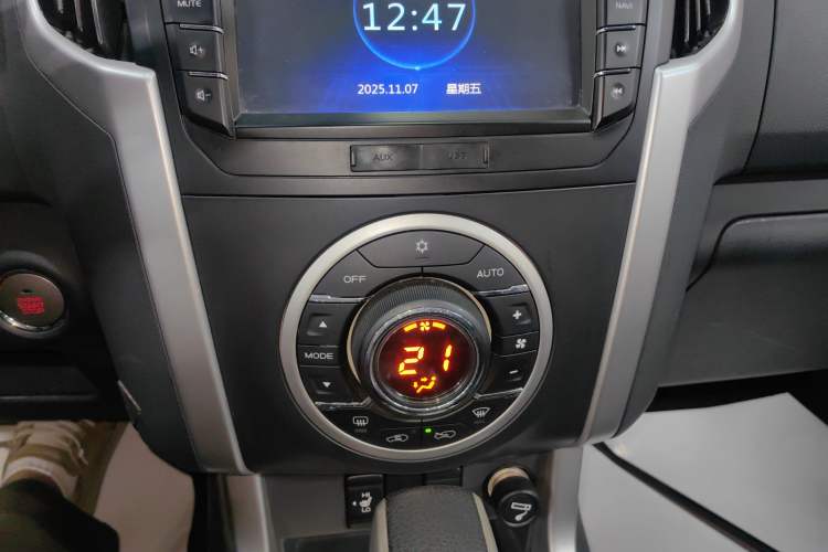 Used Isuzu mu-X 2015 2.5T Two-Wheel Drive Automatic Luxury Edition 7 Seats Audio And AC Panel