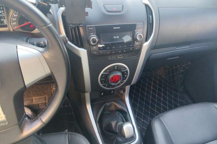 Used Isuzu mu-X 2015 3.0T 4x4 Manual Explorer Model 5 Seats Audio And AC Panel