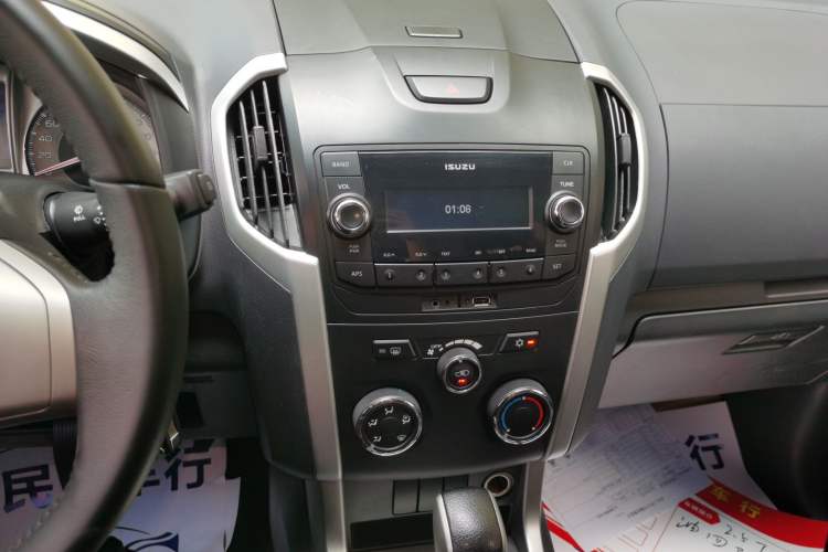 Used Isuzu mu-X 2015 2.5T Four-Wheel Drive Automatic Comfort Model 5 Seats Audio And AC Panel