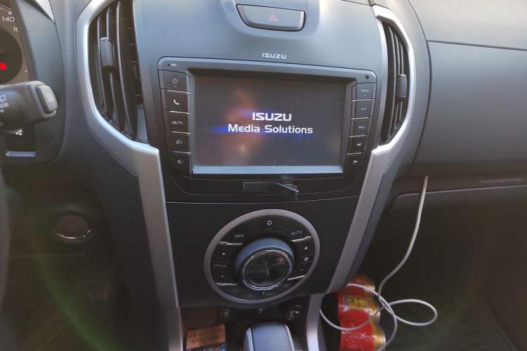 Used Isuzu mu-X 2015 3.0T 4x4 Automatic Luxury 7-Seater Audio And AC Panel