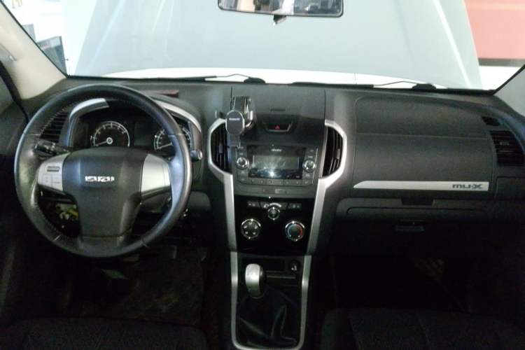 Used Isuzu mu-X 2015 2.5T Two-Wheel Drive Manual Comfort Plus 7-Seater Center Console