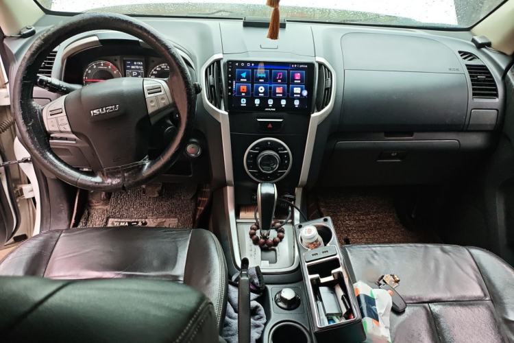 Used Isuzu mu-X 2015 3.0T 4x4 Automatic Luxury 7-Seater Center Console