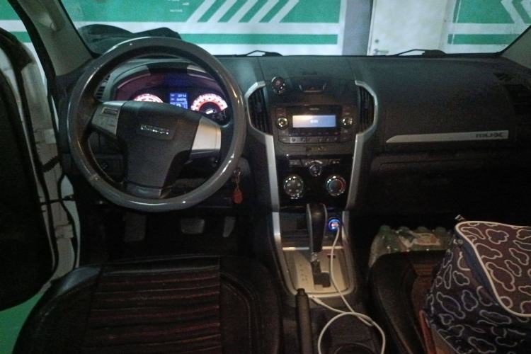 Used Isuzu mu-X 2015 2.5T Two-Wheel Drive Automatic Comfort Touring Model 7 Seats Center Console