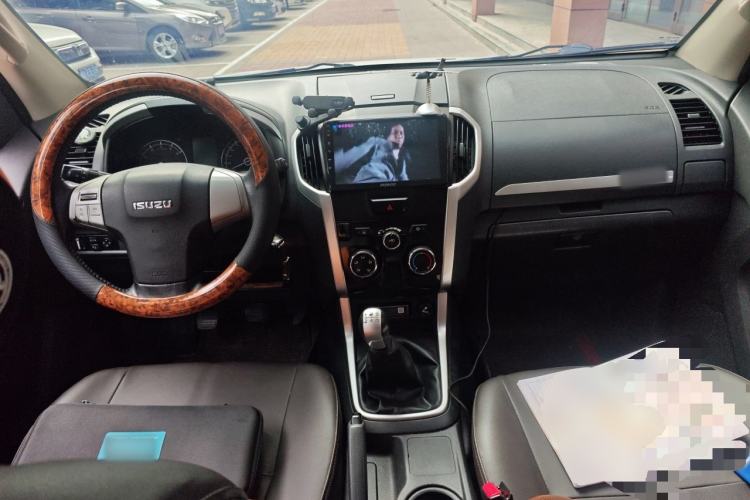 Used Isuzu mu-X 2015 2.5T Two-Wheel Drive Manual Comfort Plus 7-Seater Center Console