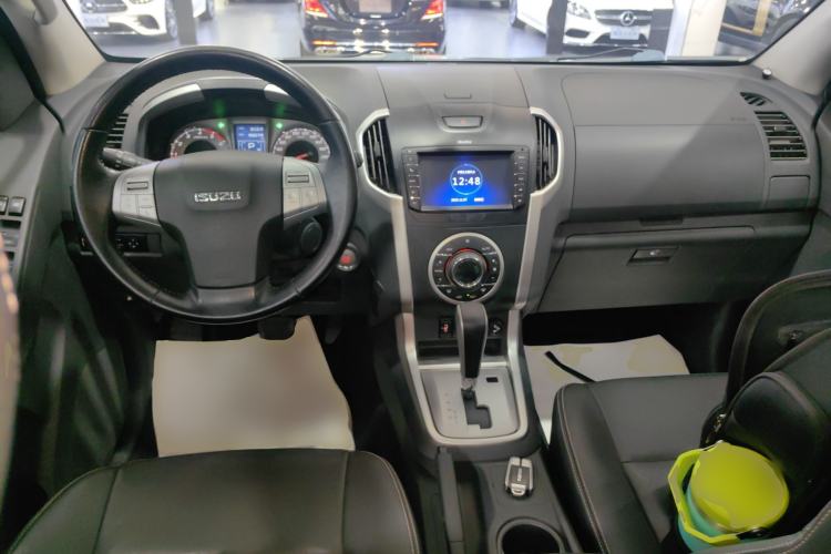 Used Isuzu mu-X 2015 2.5T Two-Wheel Drive Automatic Luxury Edition 7 Seats Center Console