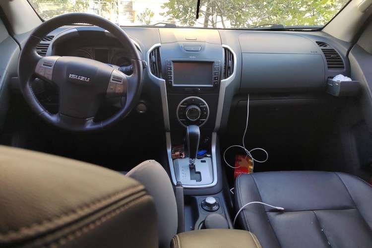 Used Isuzu mu-X 2015 3.0T 4x4 Automatic Luxury 7-Seater Center Console