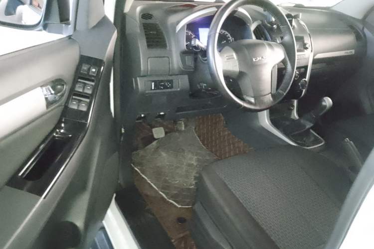 Used Isuzu mu-X 2015 2.5T Two-Wheel Drive Manual Comfort Plus 7-Seater Driver Seat