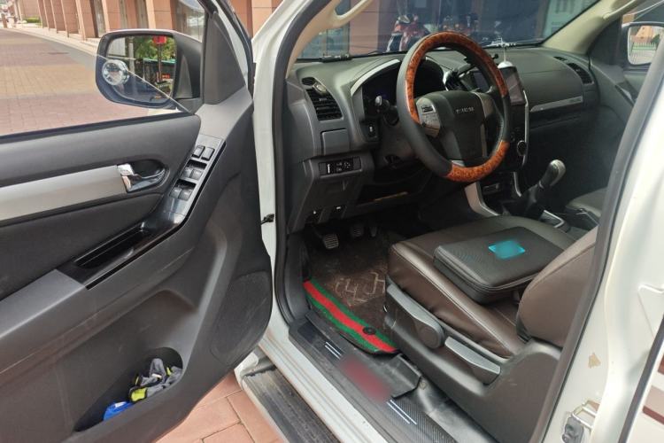 Used Isuzu mu-X 2015 2.5T Two-Wheel Drive Manual Comfort Plus 7-Seater Driver Seat