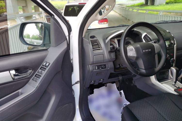Used Isuzu mu-X 2015 2.5T Four-Wheel Drive Automatic Comfort Model 5 Seats Driver Seat