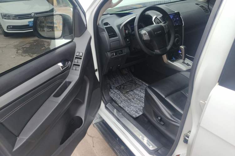 Used Isuzu mu-X 2015 2.5T Two-Wheel Drive Automatic Luxury Edition 7 Seats Driver Seat