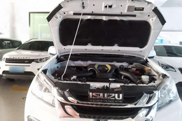 Used Isuzu mu-X 2015 2.5T Two-Wheel Drive Manual Comfort Plus 7-Seater Engine Bay