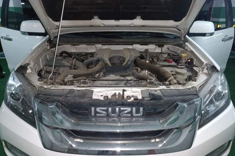 Used Isuzu mu-X 2015 2.5T Two-Wheel Drive Automatic Comfort Touring Model 7 Seats Engine Bay