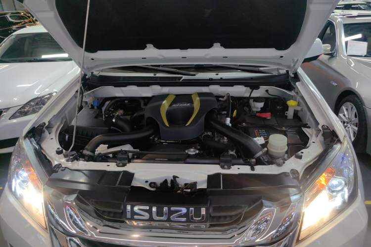 Used Isuzu mu-X 2015 2.5T Two-Wheel Drive Automatic Luxury Edition 7 Seats Engine Bay