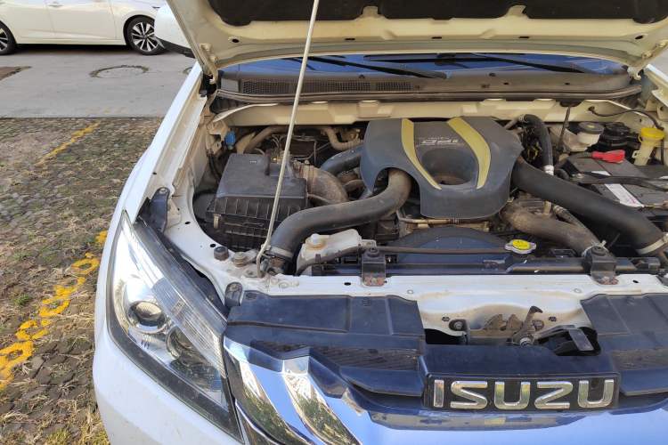 Used Isuzu mu-X 2015 3.0T 4x4 Automatic Luxury 7-Seater Engine Bay Right