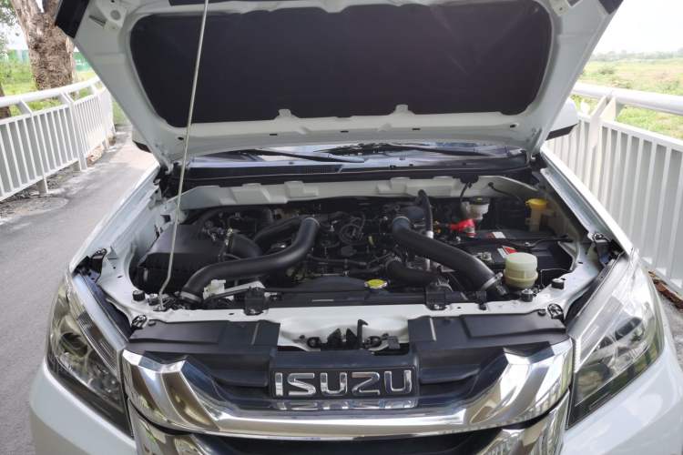 Used Isuzu mu-X 2015 2.5T Four-Wheel Drive Automatic Comfort Model 5 Seats Engine Bay