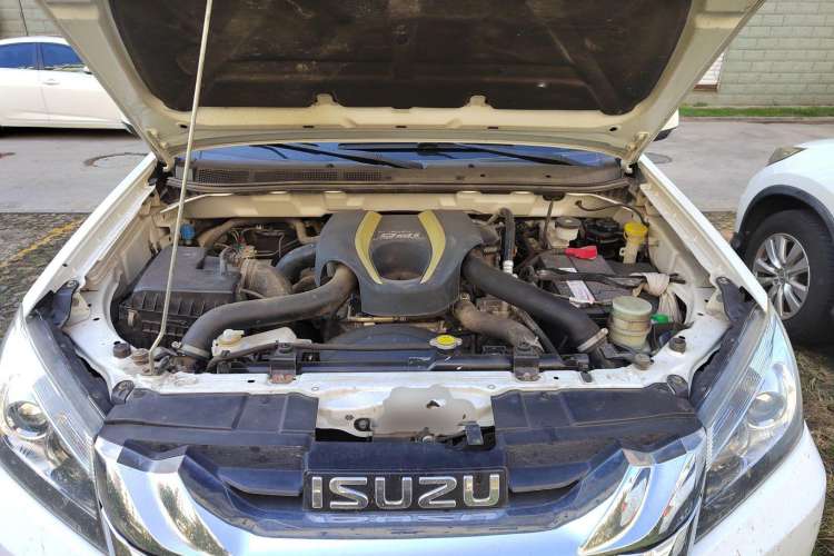 Used Isuzu mu-X 2015 3.0T 4x4 Automatic Luxury 7-Seater Engine Bay