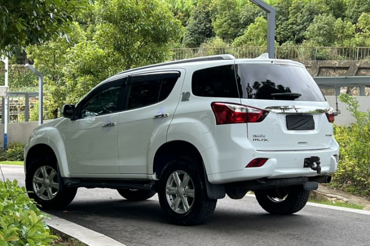 Used Isuzu mu-X 2015 2.5T Four-Wheel Drive Automatic Luxury 7-Seater Exterior 2