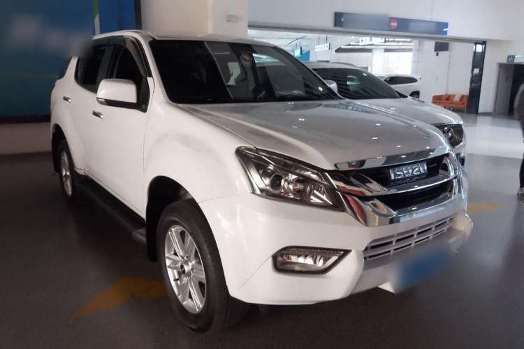 Used Isuzu mu-X 2015 2.5T Two-Wheel Drive Manual Comfort Plus 7-Seater Front Right 45 Deg