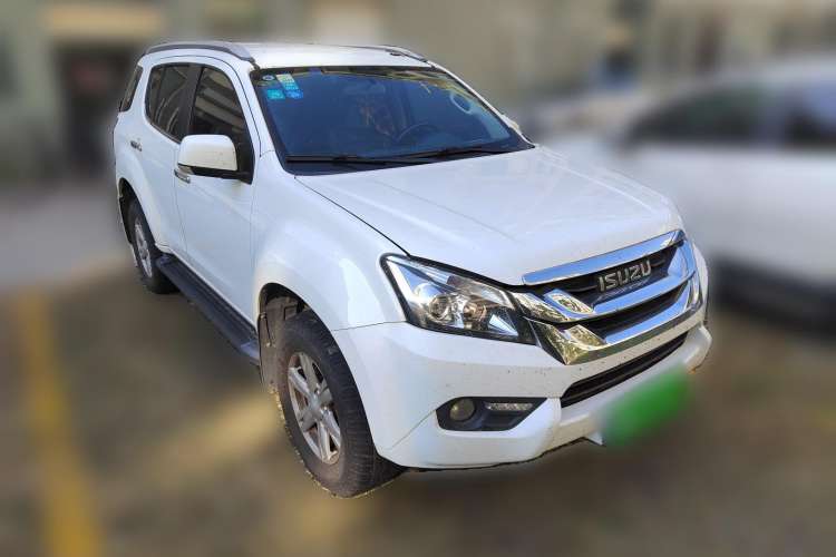 Used Isuzu mu-X 2015 3.0T 4x4 Automatic Luxury 7-Seater Front Right 45 Deg