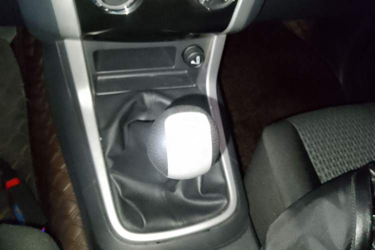 Used Isuzu mu-X 2015 2.5T Two-Wheel Drive Manual Comfort Plus 7-Seater Gear Lever