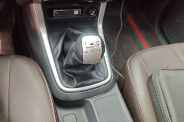 Used Isuzu mu-X 2015 2.5T Two-Wheel Drive Manual Comfort Plus 7-Seater Gear Lever