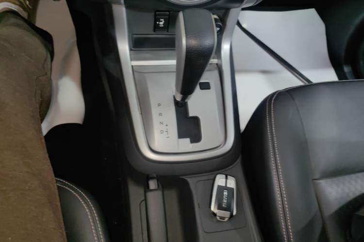 Used Isuzu mu-X 2015 2.5T Two-Wheel Drive Automatic Luxury Edition 7 Seats Gear Lever