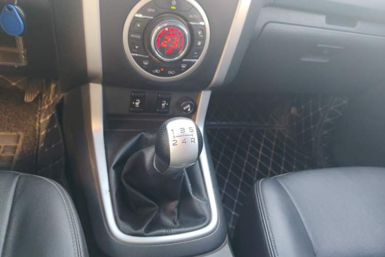 Used Isuzu mu-X 2015 3.0T 4x4 Manual Explorer Model 5 Seats Gear Lever