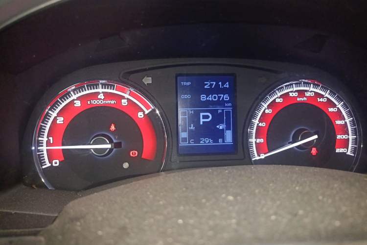 Used Isuzu mu-X 2015 2.5T Two-Wheel Drive Automatic Comfort Touring Model 7 Seats Instrument Cluster