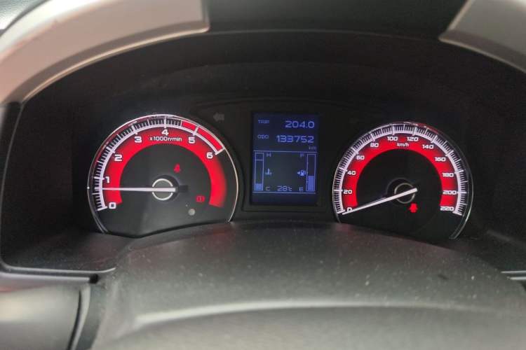 Used Isuzu mu-X 2015 2.5T Two-Wheel Drive Manual Comfort Plus 7-Seater Instrument Cluster