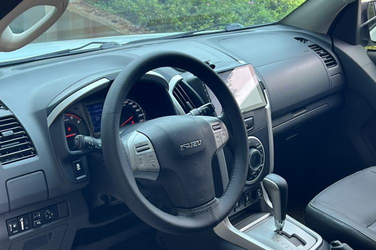 Used Isuzu mu-X 2015 2.5T Four-Wheel Drive Automatic Luxury 7-Seater Interior 2