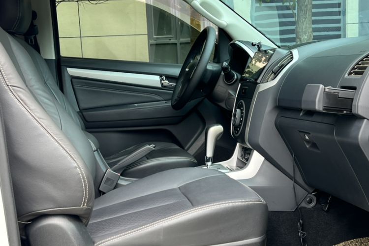Used Isuzu mu-X 2015 2.5T Four-Wheel Drive Automatic Luxury 7-Seater Interior 3