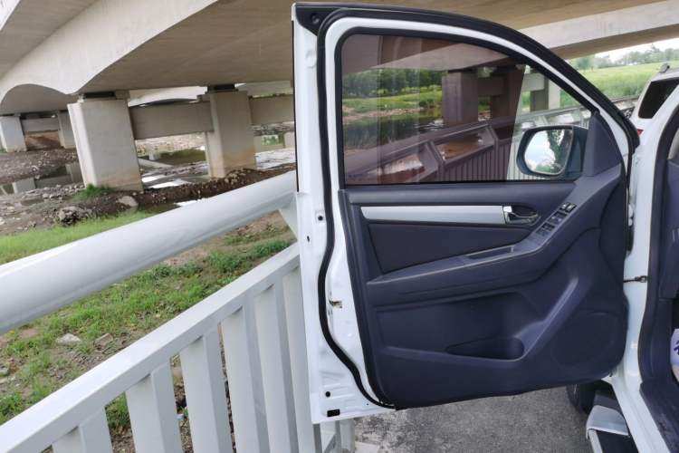Used Isuzu mu-X 2015 2.5T Four-Wheel Drive Automatic Comfort Model 5 Seats Left Front Door Interior